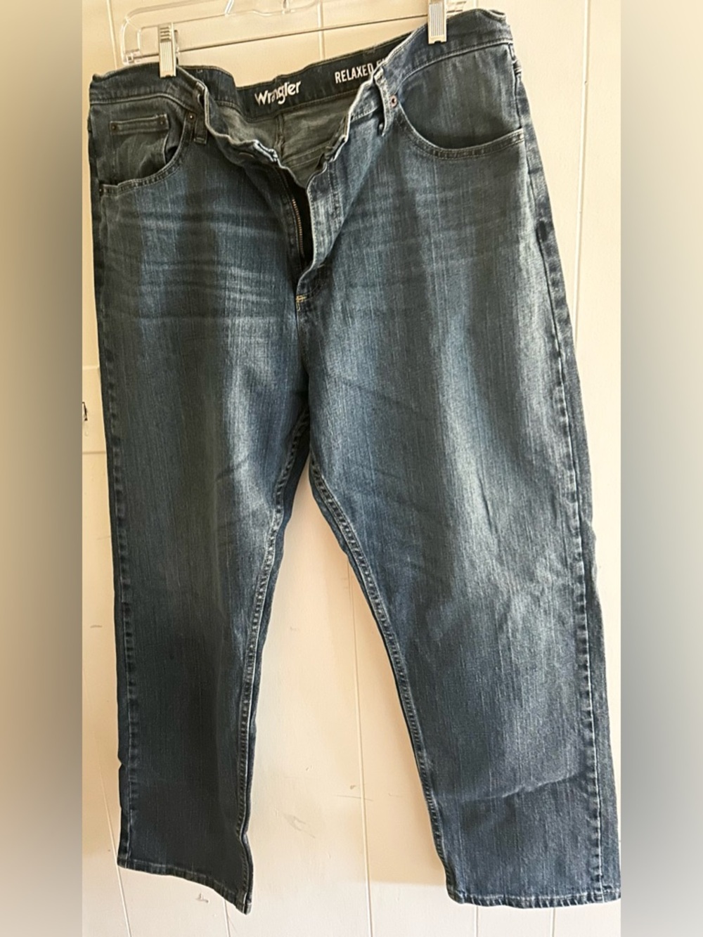 Wrangler Men's Faded Blue Relaxed Jeans